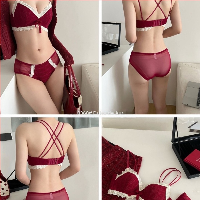 Set sutien și lenjerie din dantelă, cupa 1/2, cupă turnată cu partea superioară subțire și partea inferioară mai groasă, bretele fixe, închidere spate cu trei rânduri de cârlige (1/2; cupă turnată; top subțire/ jos gros; bretele fixe; închidere cu trei rân