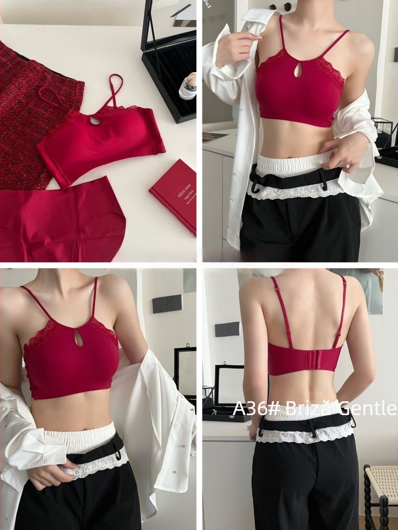 Set sutien și lenjerie din dantelă, cupa 1/2, cupă turnată cu partea superioară subțire și partea inferioară mai groasă, bretele fixe, închidere spate cu trei rânduri de cârlige (1/2; cupă turnată; top subțire/ jos gros; bretele fixe; închidere cu trei rân