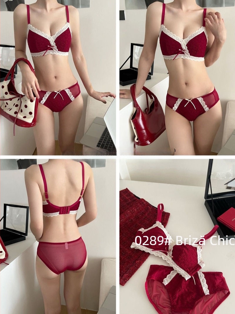 Set sutien și lenjerie din dantelă, cupa 1/2, cupă turnată cu partea superioară subțire și partea inferioară mai groasă, bretele fixe, închidere spate cu trei rânduri de cârlige (1/2; cupă turnată; top subțire/ jos gros; bretele fixe; închidere cu trei rân