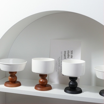 Farfurie ceramică pentru desert, așezată pe suport din lemn, cu suport pentru lumânare, stil vintage francez, potrivită pentru fotografierea produselor și decor aromaterapie