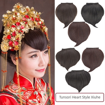 Perucă cu breton în formă de inimă pentru nuntă și reprezentații de scenă — Model Peach Heart Xiuhe Bangs; Material: sârmă cu temperatură înaltă; Tip breton: drept sau înclinat; Poate fi vopsită; Volum suplimentar