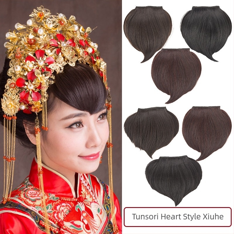 Perucă cu breton în formă de inimă pentru nuntă și reprezentații de scenă — Model Peach Heart Xiuhe Bangs; Material: sârmă cu temperatură înaltă; Tip breton: drept sau înclinat; Poate fi vopsită; Volum suplimentar
