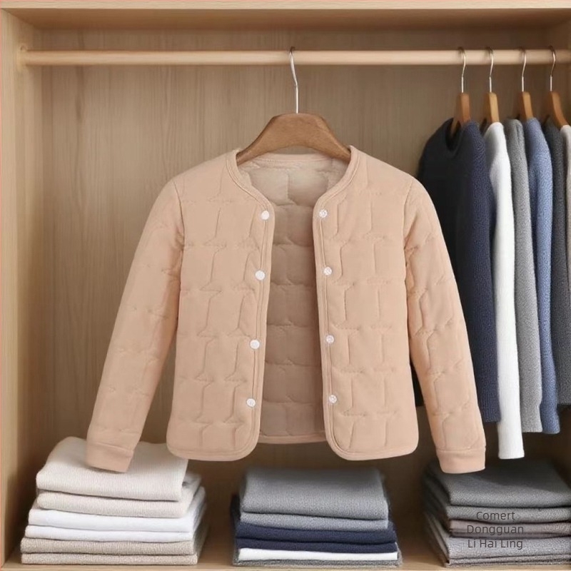 Geacă căptușită din bumbac cu umplutură din mătase-pamuc, țesătură catifelată de mătase, guler rotund, închidere cu nasturi pe un rând, lungime obișnuită, pentru femei adulte