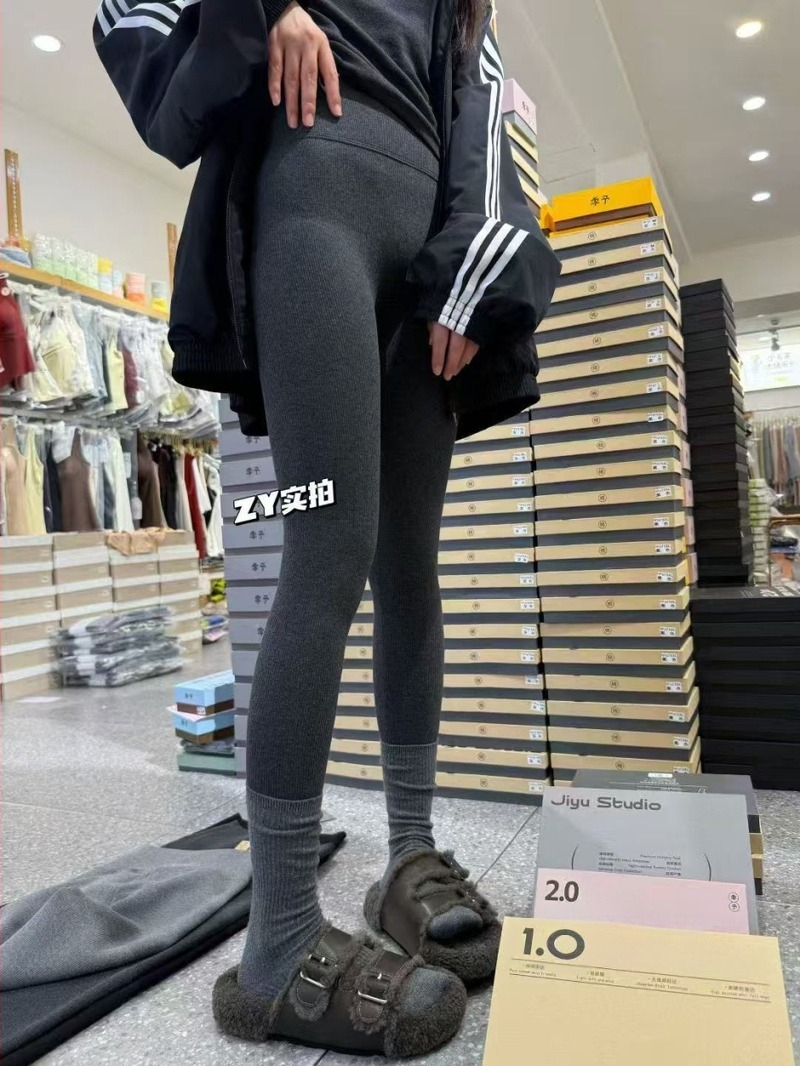 Colanți cu dungi verticale, talie înaltă, interior fleece moale, bumbac-elastan, croială strânsă (90–95% bumbac, elastan <30%)