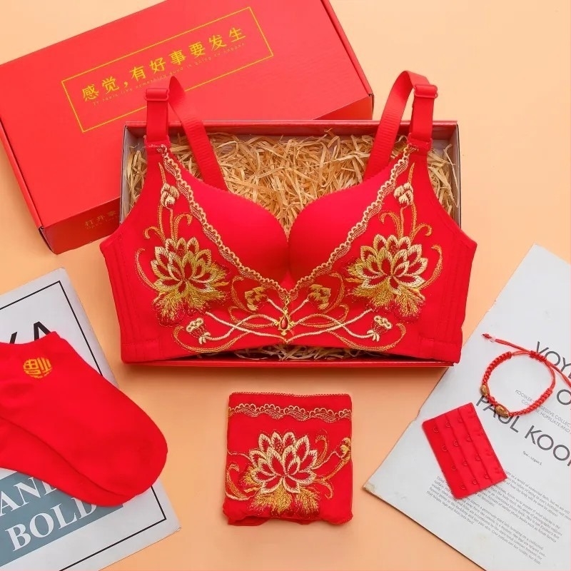 Set de lenjerie pentru nuntă în stil tradițional chinezesc, fără inele metalice; cupă 3/4; cupă modelată: subțire sus, gros jos; bretele fixe duble; închidere spate cu patru rânduri.