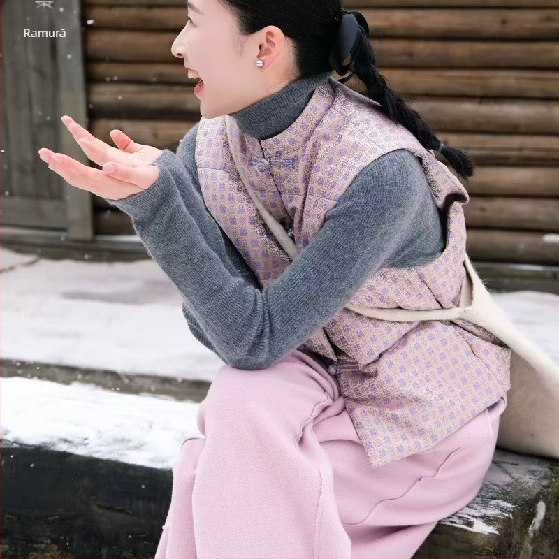 Vesta feminină cu umplutură puf-pamuc, jacquard brodat, croială lejeră, guler rotund, iarnă 2025, țesătură din amestec de bumbac cu 50–70% poliester