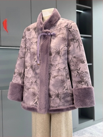 Set exterior pentru femei în vârstă, cu blană artificială de nurcă pe două fețe și inserții din piele, lungime medie-lungă 65–80 cm, model floral, 95% poliester, stil elegant