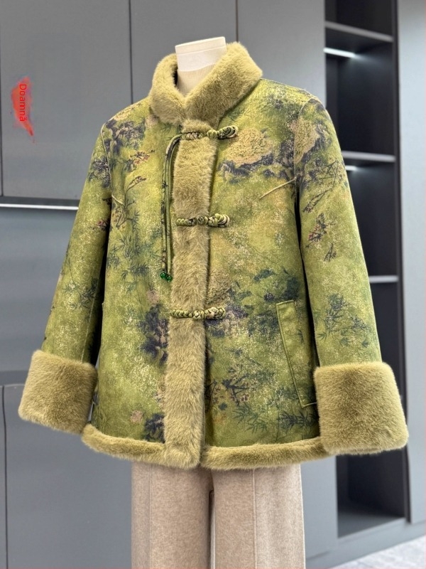 Set exterior pentru femei în vârstă, cu blană artificială de nurcă pe două fețe și inserții din piele, lungime medie-lungă 65–80 cm, model floral, 95% poliester, stil elegant