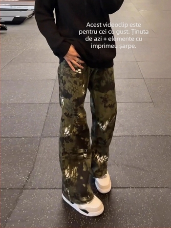 Blugi din denim cu croi drept, blană de iepure în compoziția țesăturii, talie medie, fermoar, țesătură subțire, lungime scurtă