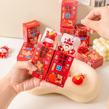 Lanț de chei cu cutie misterioasa (blind box) – motiv cal, cauciuc moale, ambalare individuala, stil chinezesc