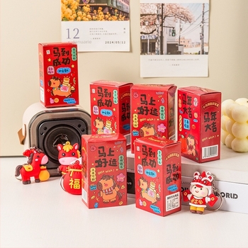 Lanț de chei cu cutie misterioasa (blind box) – motiv cal, cauciuc moale, ambalare individuala, stil chinezesc