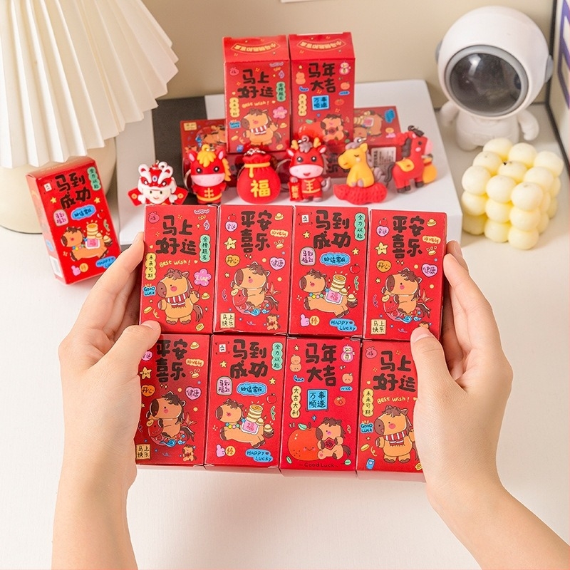 Lanț de chei cu cutie misterioasa (blind box) – motiv cal, cauciuc moale, ambalare individuala, stil chinezesc