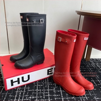 Cizme de ploaie pentru femei - impermeabile, confortabile, cu tub înalt (1–3 cm), închidere: vulcanizare; stil zilnic (Materialul superior: cauciuc; Înălțimea tubului: înaltă; Înălțimea tocurii: mică (1–3 cm); Închidere: vulcanizare; Stil: casual zilnic)