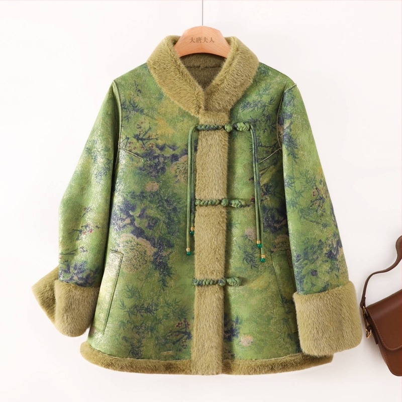 Palton din blană artificială de nurcă pentru femei de vârstă mijlocie și în vârstă | stil elegant urban | compoziția principală a țesăturii: poliester (>95%); imprimeu: plante și flori; lungime: 50–65 cm; tratament fără călcare