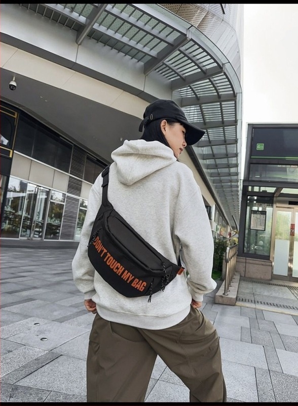 Geantă bărbați crossbody cu capac — PVC, închidere cu fermoar, buzunar pentru telefon, căptușeală din poliester