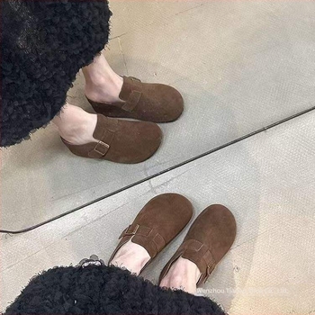 Papuci de copii cu talpă groasă în stil Birkenstock, partea superioară pufoasă, vârf închis, talpă din cauciuc, lansare iarnă 2024