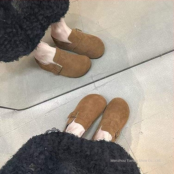 Papuci de copii cu talpă groasă în stil Birkenstock, partea superioară pufoasă, vârf închis, talpă din cauciuc, lansare iarnă 2024