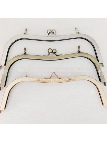 Hardware pentru genți — cadru cu gaură pentru șurub, 27 talie concavă, cap rotund gravat, design bucket-ear. Material: fier. Cod produs: 000306. Haowen luggage accessories factory. Toamnă 2024. Accesorii pentru genți.