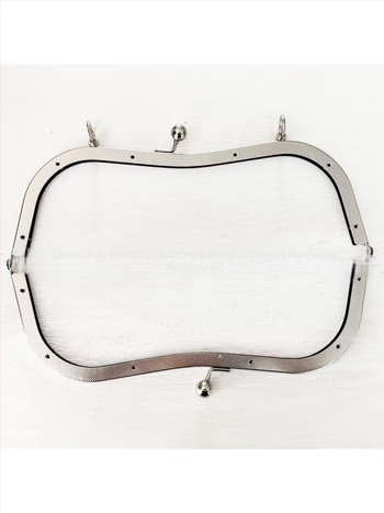 Hardware pentru genți — cadru cu gaură pentru șurub, 27 talie concavă, cap rotund gravat, design bucket-ear. Material: fier. Cod produs: 000306. Haowen luggage accessories factory. Toamnă 2024. Accesorii pentru genți.
