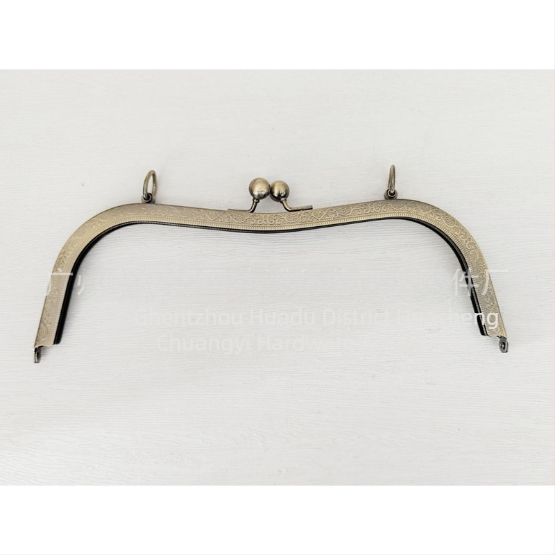 Hardware pentru genți — cadru cu gaură pentru șurub, 27 talie concavă, cap rotund gravat, design bucket-ear. Material: fier. Cod produs: 000306. Haowen luggage accessories factory. Toamnă 2024. Accesorii pentru genți.