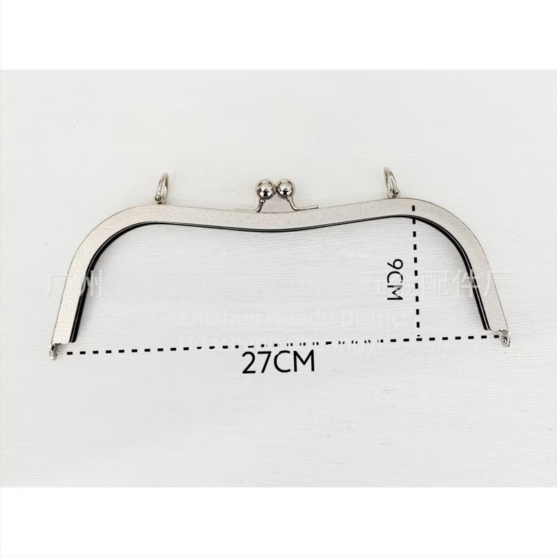 Hardware pentru genți — cadru cu gaură pentru șurub, 27 talie concavă, cap rotund gravat, design bucket-ear. Material: fier. Cod produs: 000306. Haowen luggage accessories factory. Toamnă 2024. Accesorii pentru genți.