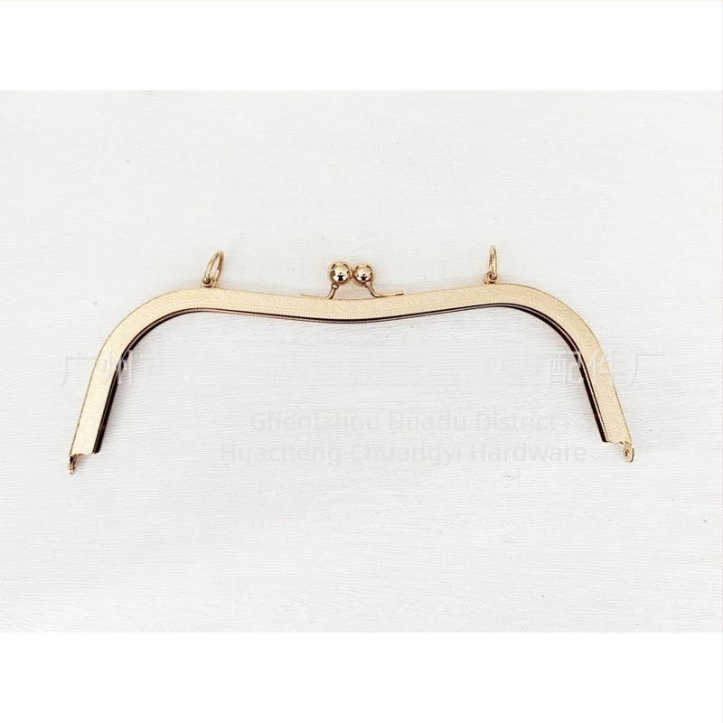 Hardware pentru genți — cadru cu gaură pentru șurub, 27 talie concavă, cap rotund gravat, design bucket-ear. Material: fier. Cod produs: 000306. Haowen luggage accessories factory. Toamnă 2024. Accesorii pentru genți.