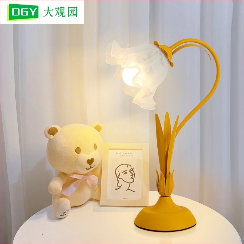 Lampa de birou cu design floral, stil modern minimalist, CRI ≥95, 5W, tensiune ≤36V, abajur din plastic, întrerupător cu buton