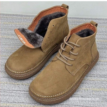 Botine Martin; respirabile, ușoare, antiderapante; (Partea superioară: velur; Talpa: cauciuc; Șaft scurt: joasă; Închidere: cataramă)