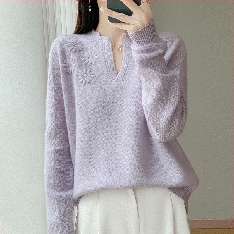 Pulover din lână tricotată groasă, model cabluri, decolteu în V parțial deschis, broderie florală, mâneci lungi