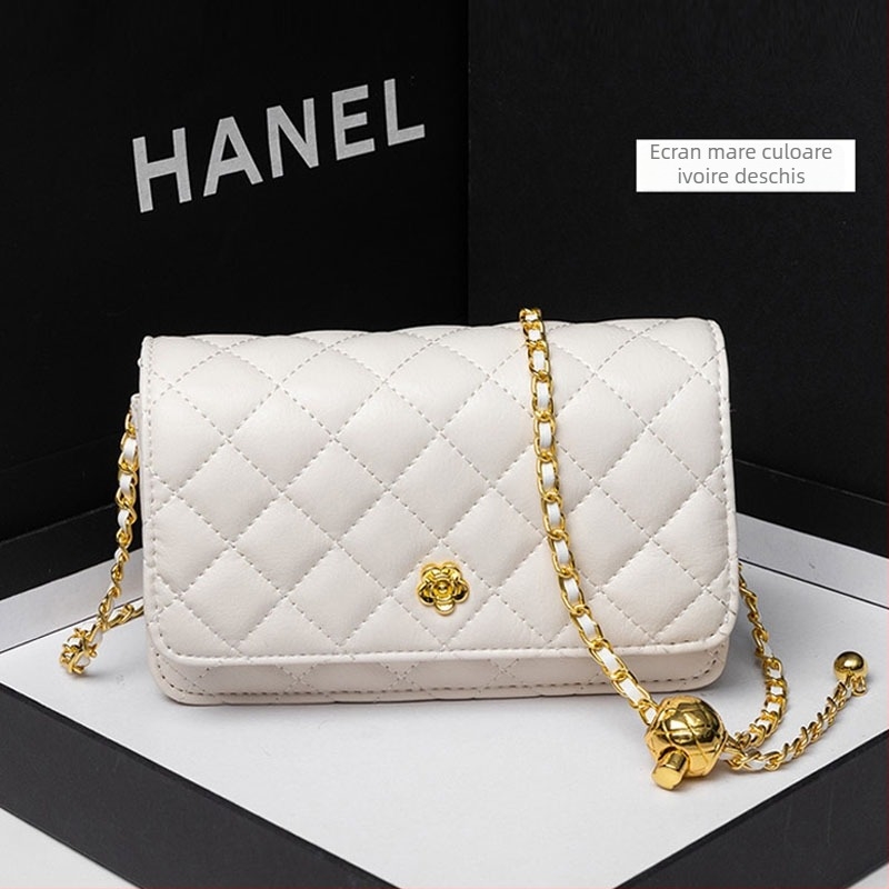 Geantă din piele naturală cu lanț romboidal, închidere cu clapetă, lanț cu bile aurii, compartimente interioare pentru telefon și buletin