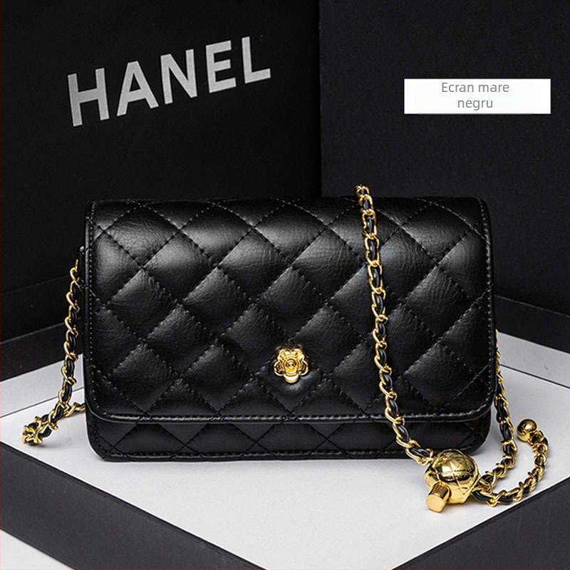 Geantă din piele naturală cu lanț romboidal, închidere cu clapetă, lanț cu bile aurii, compartimente interioare pentru telefon și buletin