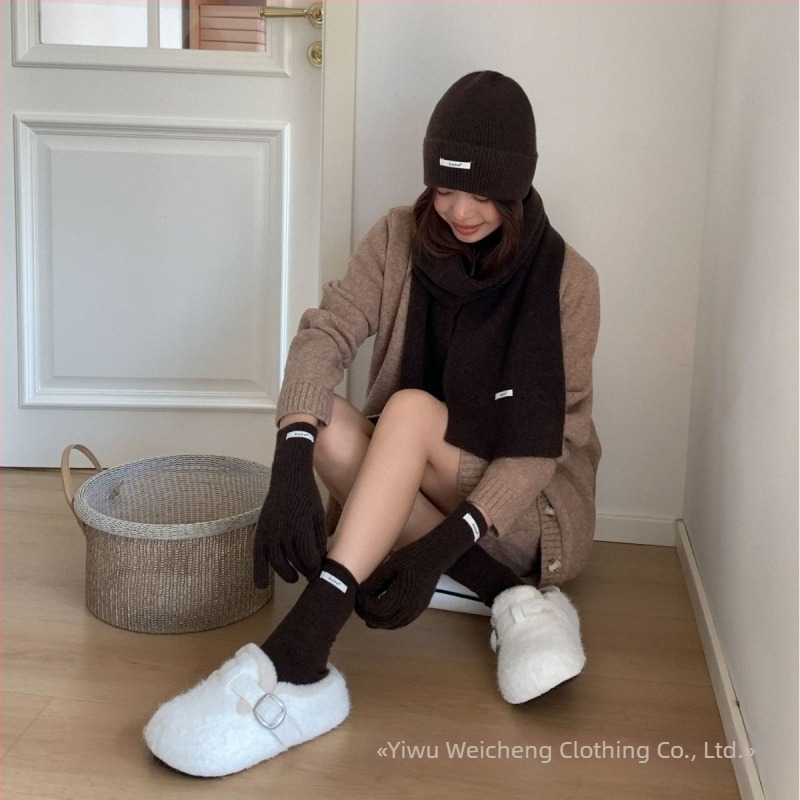 Set de patru piese din lână: căciulă, fular, mănuși și șosete pentru femei (Material: lână; Tehnică: jacquard; Model: monocrom; Sezon: iarnă)