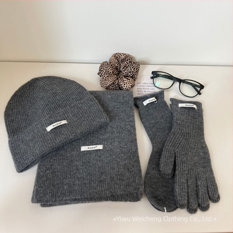 Set de patru piese din lână: căciulă, fular, mănuși și șosete pentru femei (Material: lână; Tehnică: jacquard; Model: monocrom; Sezon: iarnă)