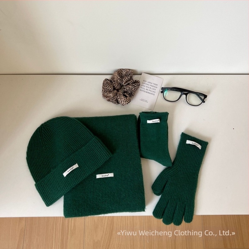 Set de patru piese din lână: căciulă, fular, mănuși și șosete pentru femei (Material: lână; Tehnică: jacquard; Model: monocrom; Sezon: iarnă)