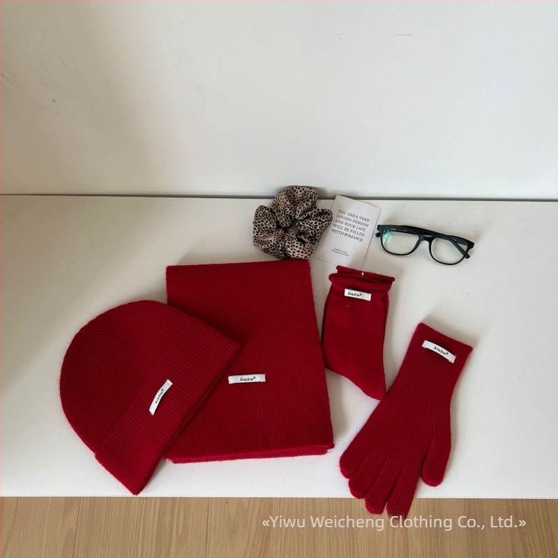 Set de patru piese din lână: căciulă, fular, mănuși și șosete pentru femei (Material: lână; Tehnică: jacquard; Model: monocrom; Sezon: iarnă)