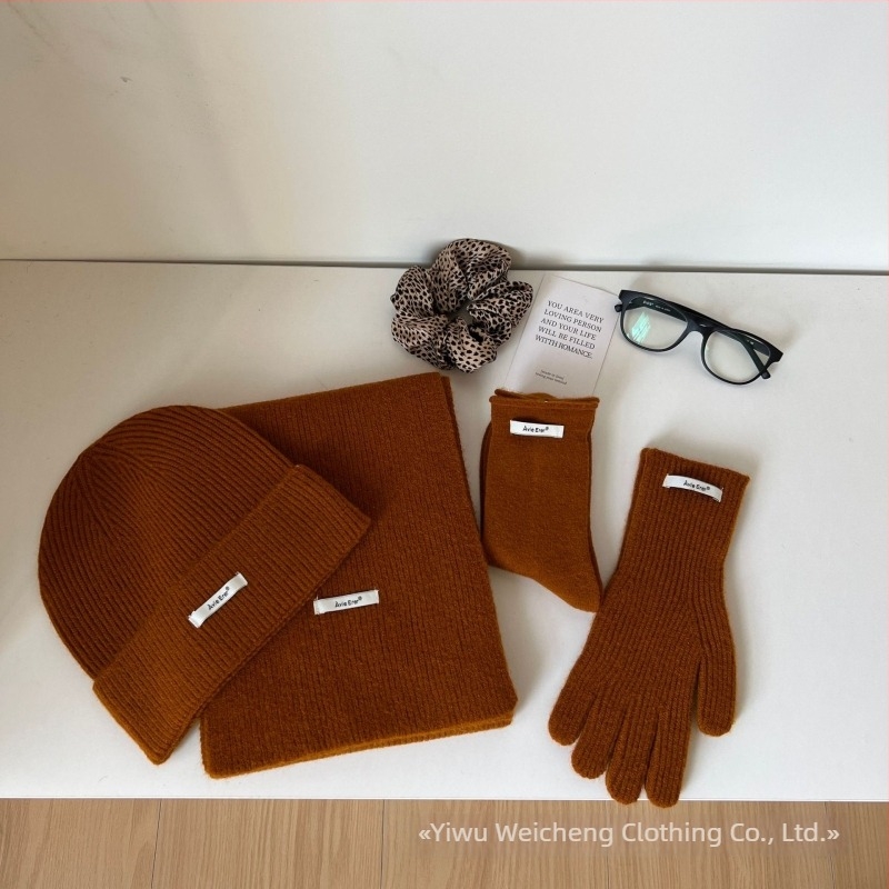 Set de patru piese din lână: căciulă, fular, mănuși și șosete pentru femei (Material: lână; Tehnică: jacquard; Model: monocrom; Sezon: iarnă)