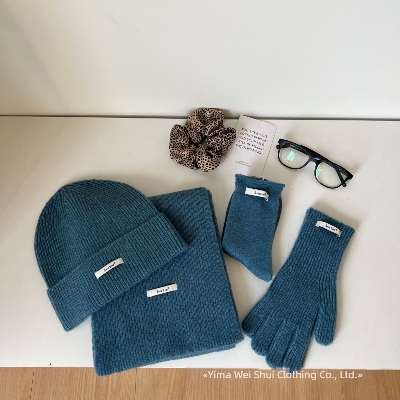 Set de patru piese din lână: căciulă, fular, mănuși și șosete pentru femei (Material: lână; Tehnică: jacquard; Model: monocrom; Sezon: iarnă)