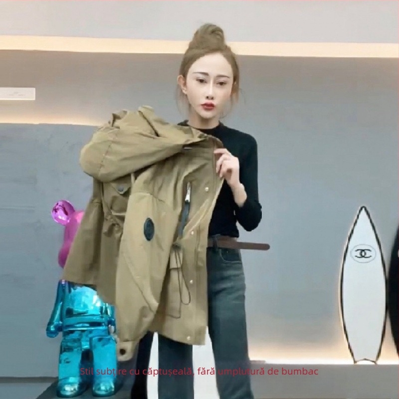 Geacă damă căptușită cu glugă – talie strânsă, lungime medie, țesătură din bumbac, buzunare, nasturi