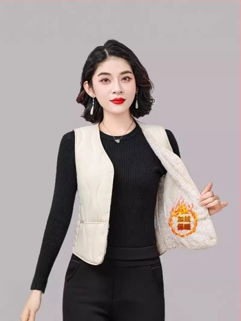 Vestă pentru femei din nylon cu umplutură poliester-bumbac, croială scurtă, guler în V, închidere cu nasturi pe un rând