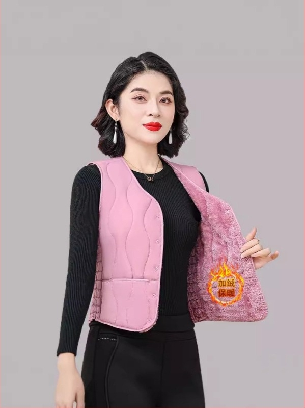 Vestă pentru femei din nylon cu umplutură poliester-bumbac, croială scurtă, guler în V, închidere cu nasturi pe un rând