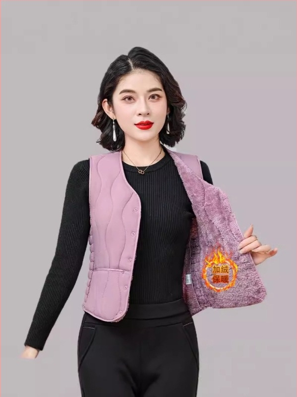 Vestă pentru femei din nylon cu umplutură poliester-bumbac, croială scurtă, guler în V, închidere cu nasturi pe un rând