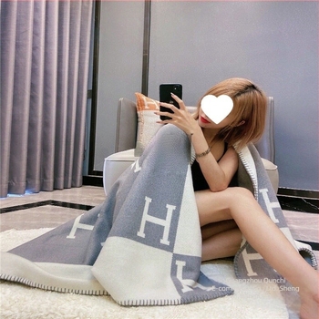 Pătură coral fleece din poliester, model geometric, 180–190 g/m², primăvară și toamnă, stil lux lejer