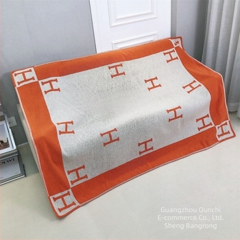 Pătură coral fleece din poliester, model geometric, 180–190 g/m², primăvară și toamnă, stil lux lejer