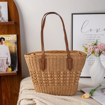 Geantă tote din pai împletită pentru umăr - Material: hârtie, căptușeală poliester, închidere cu fermoar, formă orizontală dreptunghiulară