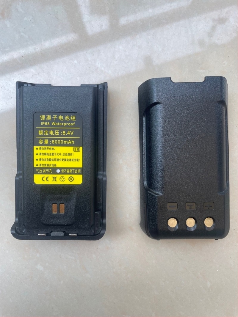 Baterie pentru walkie-talkie cu încărcător USB – Capacitate 8000, Ieșire RF 400, Gama de frecvențe 10km-50km, Distanță teoretică 1.5km-3km, Rezistentă la apă