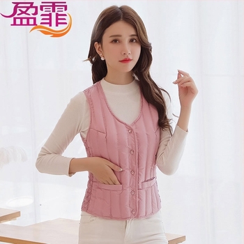 Vestă damă din puf, scurtă, slim-fit, ușoară; umplere: puf de rață alb; țesătură exterioară: poliester 100%; căptușeală: poliester; lungime: 40–50 cm; fără mâneci