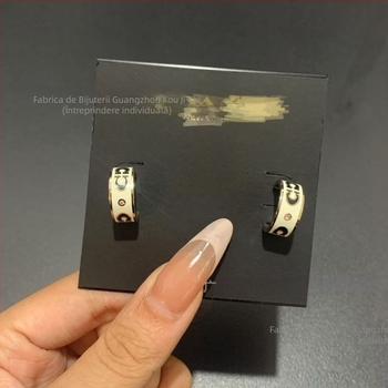 Cercei din aliaj de cupru cu sigla C, email, design cu litere, tehnologie Seiko, origine Guangzhou, primăvara 2025