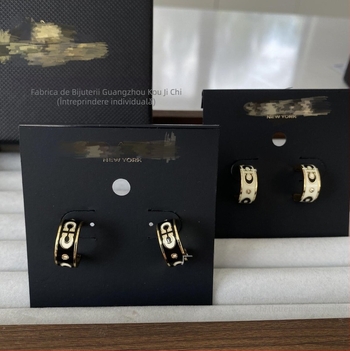 Cercei din aliaj de cupru cu sigla C, email, design cu litere, tehnologie Seiko, origine Guangzhou, primăvara 2025