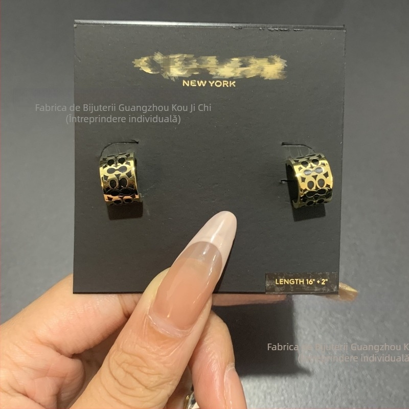 Cercei din aliaj de cupru cu sigla C, email, design cu litere, tehnologie Seiko, origine Guangzhou, primăvara 2025