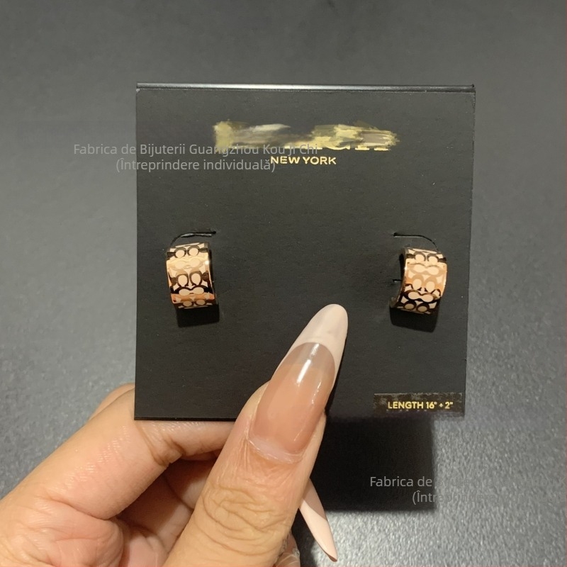 Cercei din aliaj de cupru cu sigla C, email, design cu litere, tehnologie Seiko, origine Guangzhou, primăvara 2025